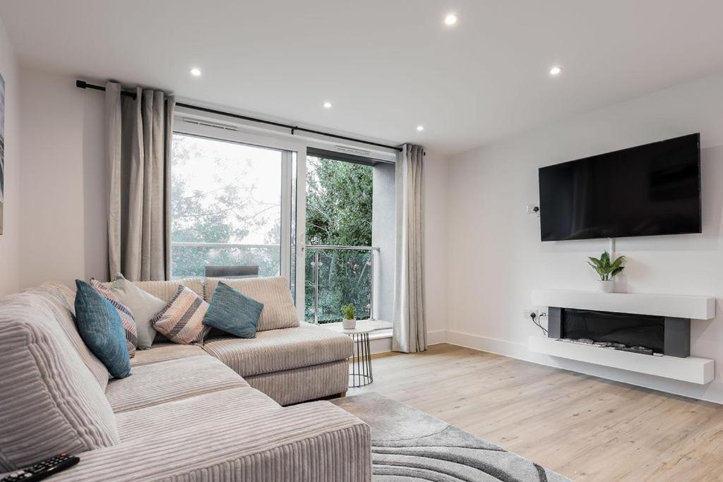 Stylish Town Centre Apartment, W Parking, Nr Beach Bournemouth Eksteriør bilde