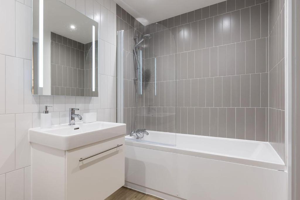 Stylish Town Centre Apartment, W Parking, Nr Beach Bournemouth Eksteriør bilde